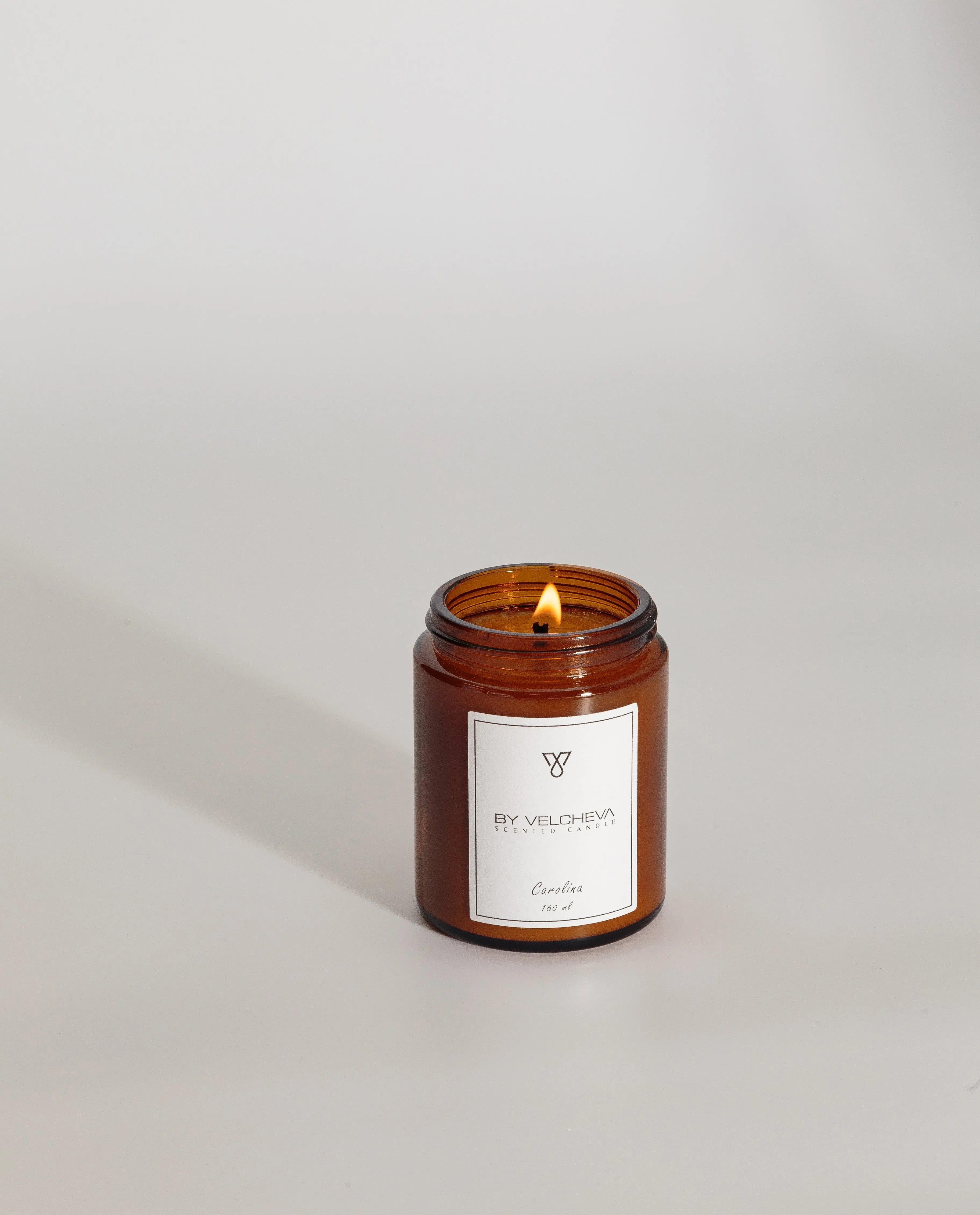 CAROLINA – świeca zapachowa Świece zapachowe 160 ml – By Velcheva