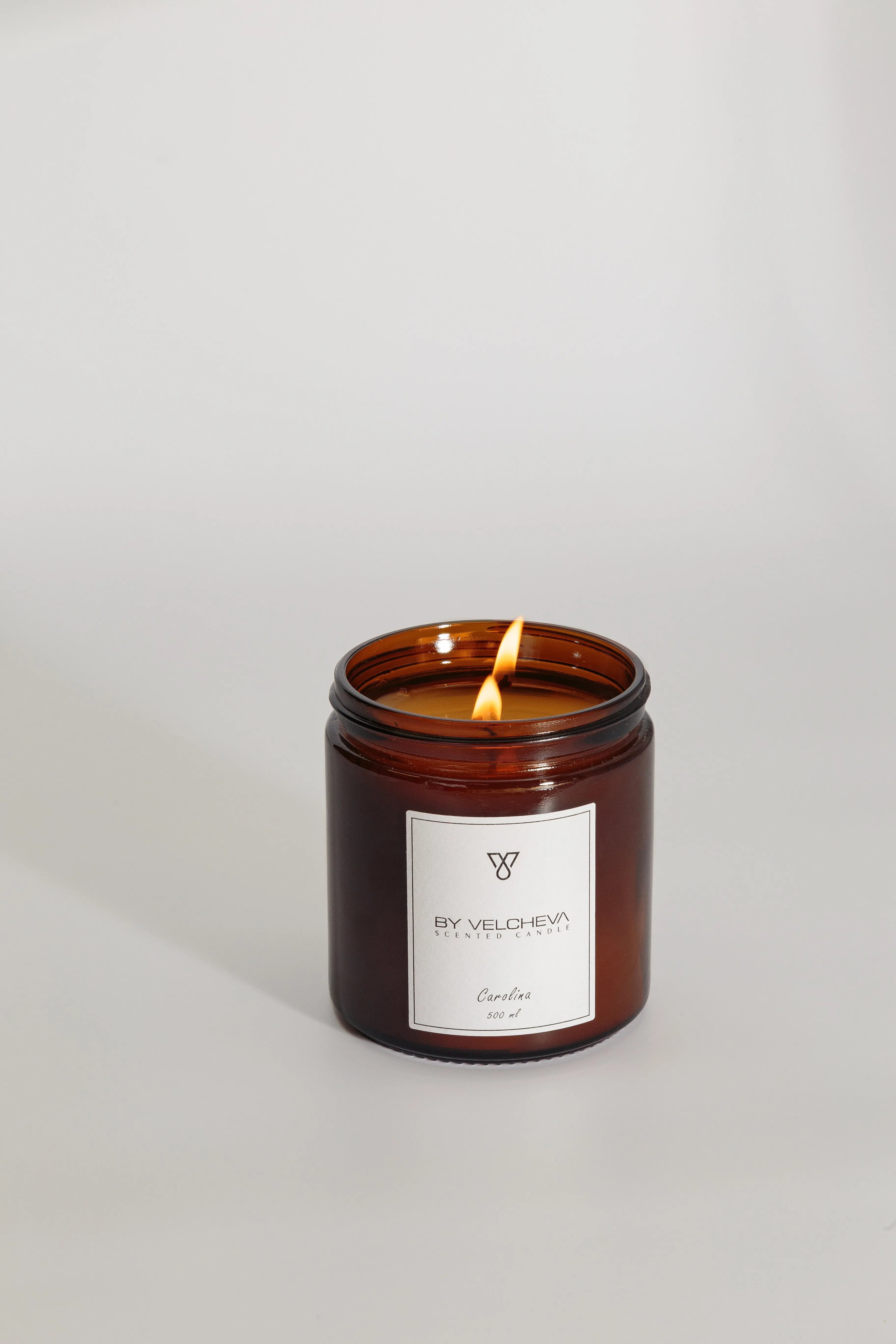 CAROLINA – świeca zapachowa Świece zapachowe 500 ml – By Velcheva