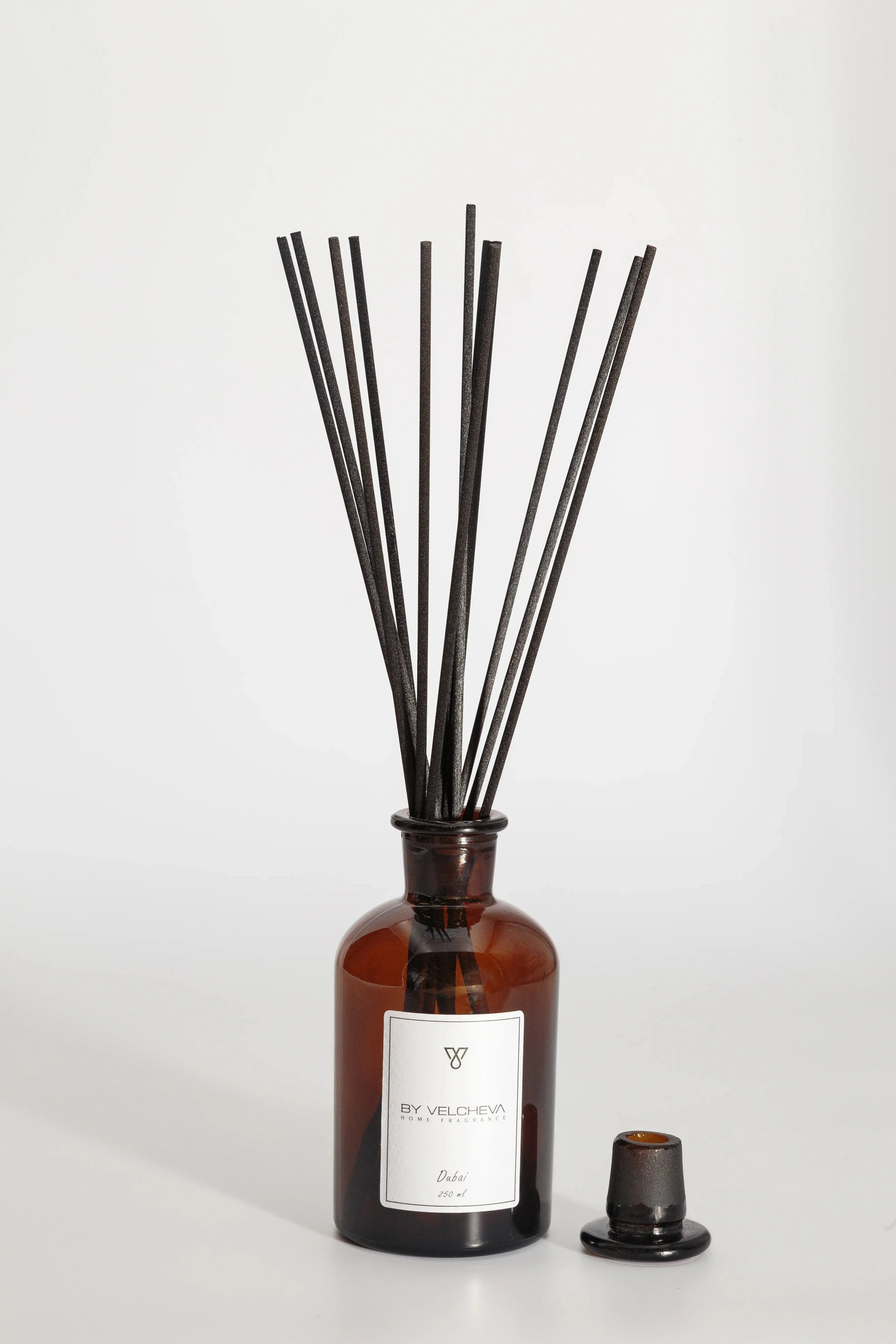 DUBAI – dyfuzor zapachowy z patyczkami Dyfuzory zapachowe z patyczkami M - 250 ml – By Velcheva