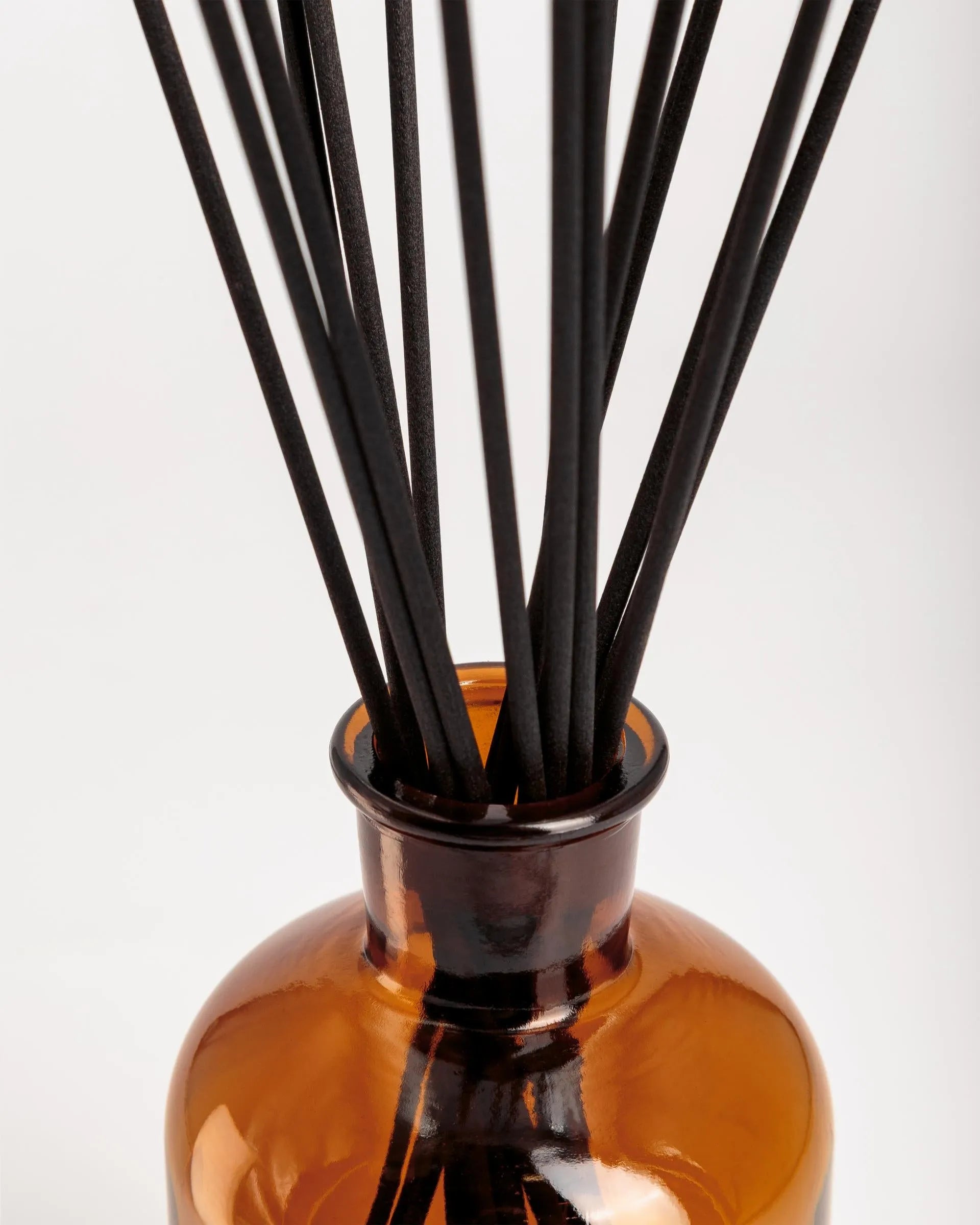 FLEUR – dyfuzor zapachowy z patyczkami Dyfuzory zapachowe z patyczkami  – By Velcheva