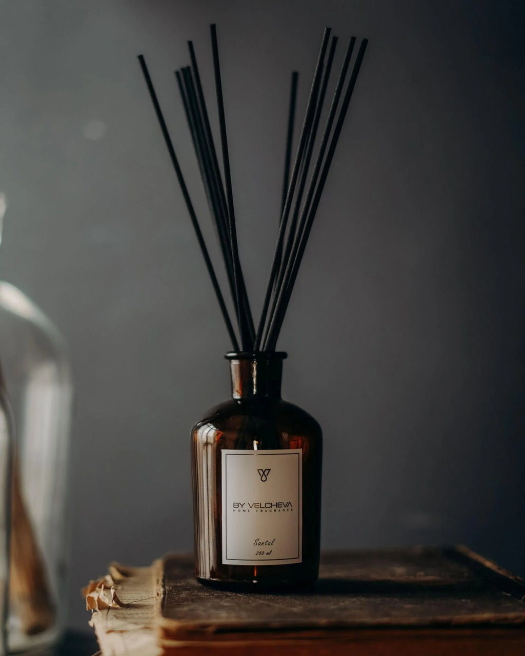 SANTAL – dyfuzor zapachowy z patyczkami Dyfuzory zapachowe z patyczkami S - 125 ml – By Velcheva