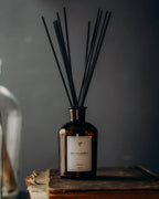 SANTAL – dyfuzor zapachowy z patyczkami Dyfuzory zapachowe z patyczkami S - 125 ml – By Velcheva